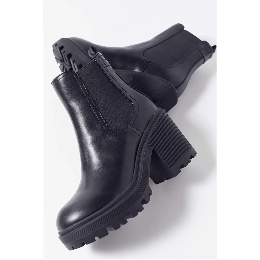 NWT Urban Outfitters Chloe Chelsea Timeless boot (10) - Picture 2 of 12